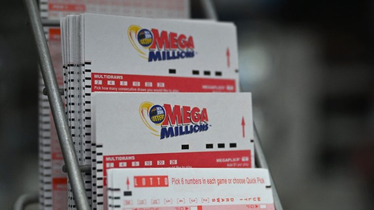 Mega Millions jackpot surges to $862 million