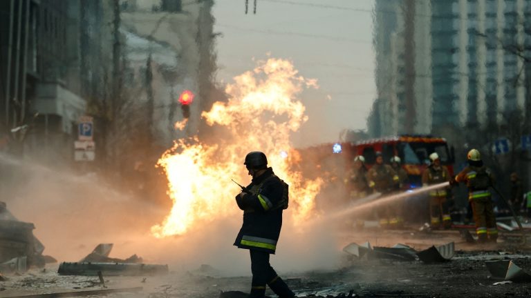 Russian missile strike targets Kyiv, killing 1 and injuring others, Ukraine says