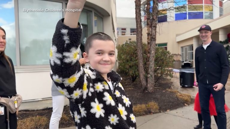 Video Holiday MIRA-cle: Girl who had near-fatal brain injury goes ‘Ho Ho Home’