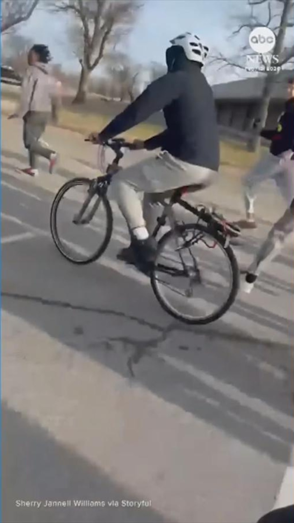 Video Teen learns to ride bike with vocal support from teammates