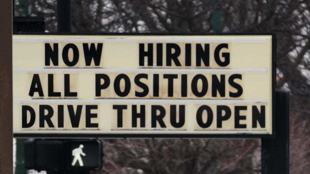US jobless claims filings unchanged from previous week at 213,000, layoffs remain low